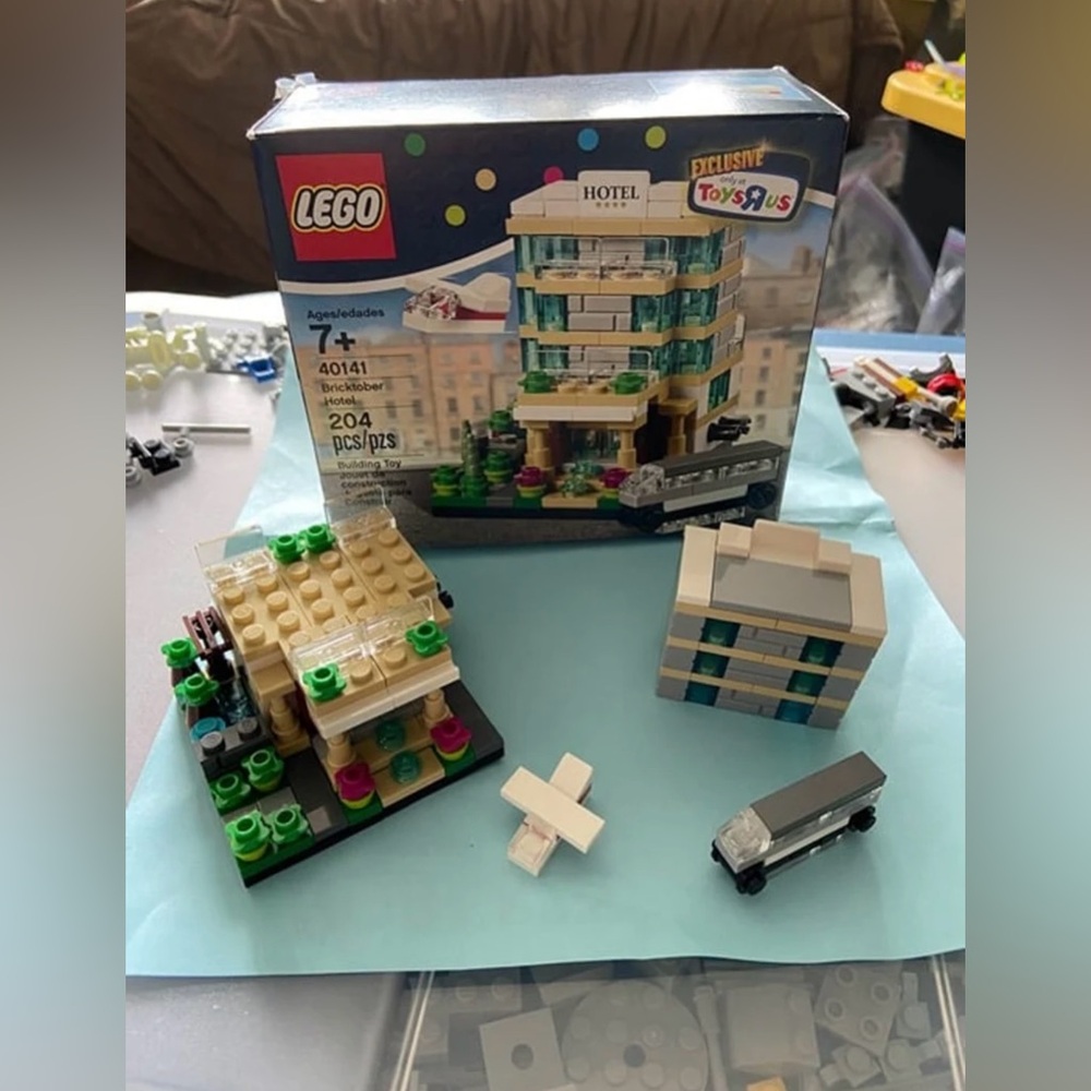 Bricktober Hotel 2015 Toys "R" Us Exclusive